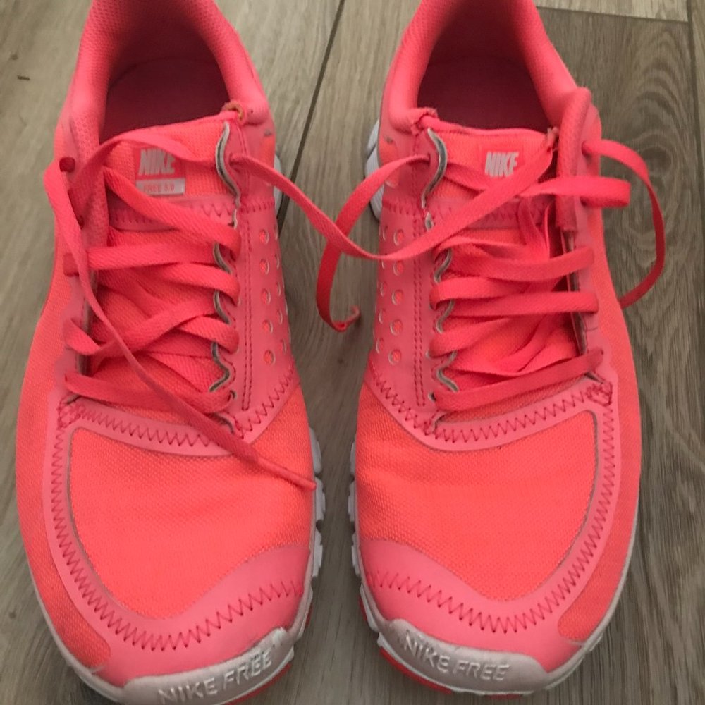 Nike Women's Free 5.0 Sneakers Melon color, Size 9